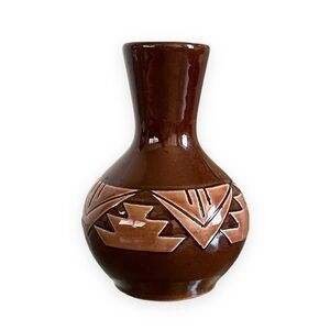 Vtg Souix Native American Pottery Signed Swift Eagle South Dakota Brown Bud Vase